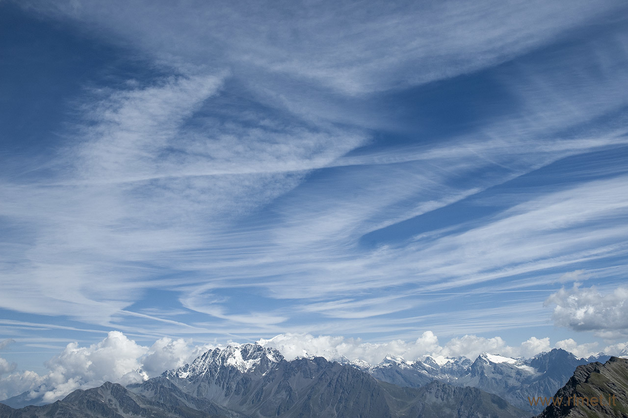 Cirrocumulus homomutatus e Cirrus fibratus homomutatus